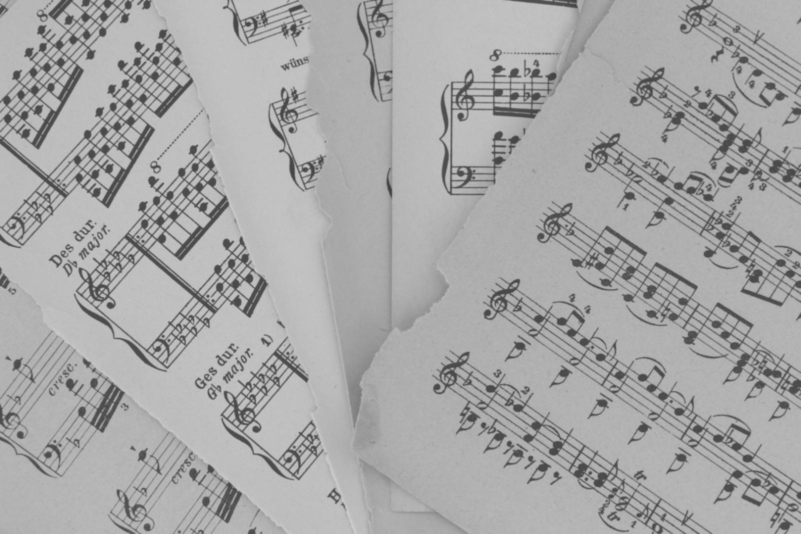 Estudio de producción musical moderno con equipamiento profesional